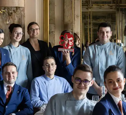 Claire Sonnet del ristorante Le Louis XV - Alain Ducasse à l’Hôtel de Paris riceve il premio per l'ospitalità e il servizio della Guida Michelin